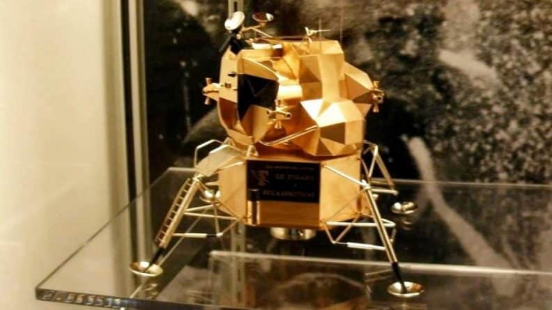 Происшествия: Из музея Нила Армстронга украдена золотая копия лунохода