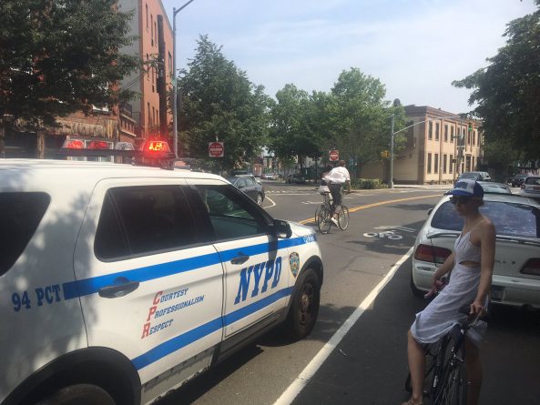Закон и право: Полицейские штрафуют велосипедистов возле места фатальной аварии
