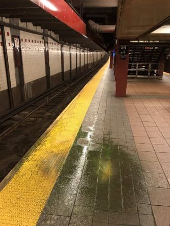 Общество: В метро Нью-Йорка появилась таинственная зелёная субстанция