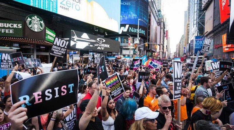 Общество: На Таймс-сквер вышли сторонники трансгендеров в американской армии