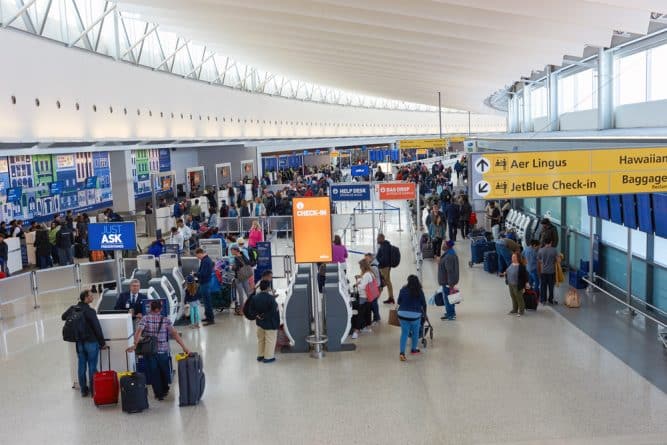 Общество: Сотрудники аэропортов LaGuardia, Newark и JFK остановили забастовку