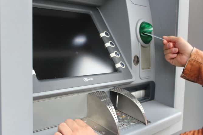 Полезное: Как определить, что пользоваться банкоматом небезопасно (видео)