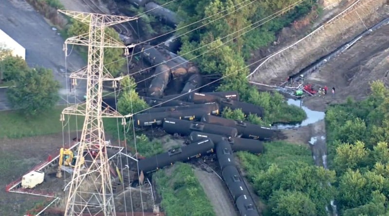 Происшествия: Крушение поезда с нефтью в Иллинойсе: в окрестностях эвакуация