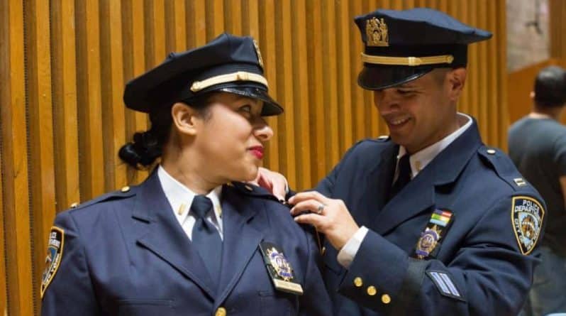 Общество: Супруги из  NYPD одновременно получили звание капитана
