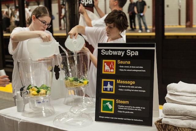 Общество: Платформу нью-йоркского метро превратили в спа-салон (фото, видео) рис 4