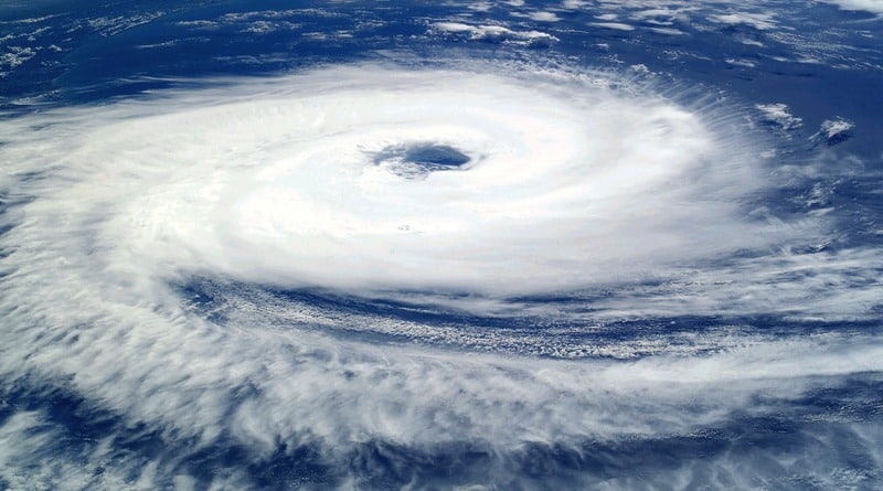 Погода: На Флориду надвигается тропический шторм "Эмили"