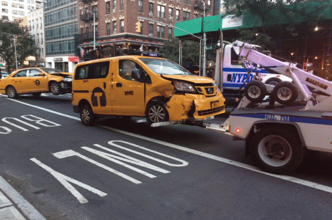 Происшествия: В Нью-Йорке столкнулись 2 такси: во время ДТП пострадал годовалый ребенок