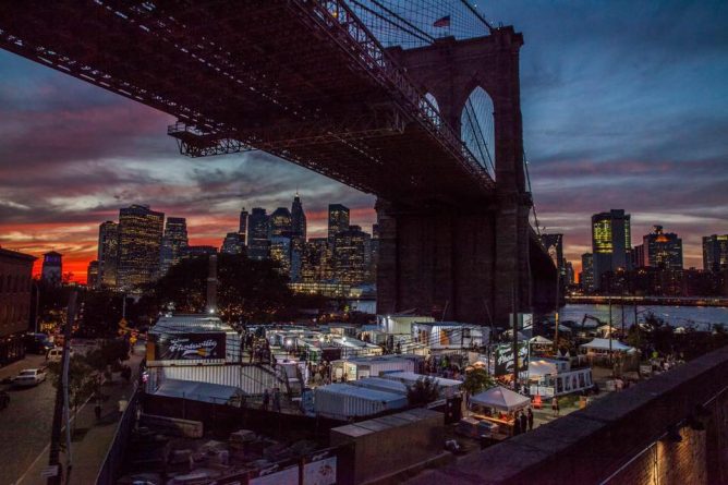 Афиша: Осенью Нью-Йорк ждет фестиваль фотографии под Бруклинским мостом