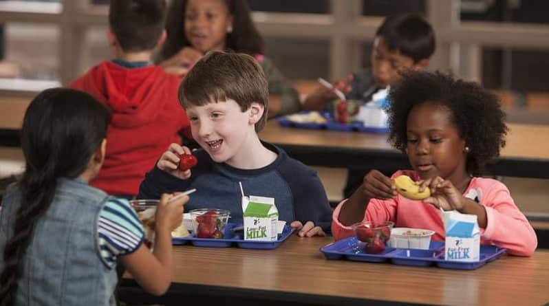 Общество: Всех школьников Хьюстона будут кормить бесплатно три раза в день
