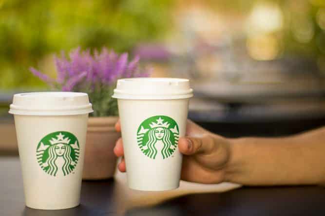 Афиша: Starbucks празднует День дружбы: море бесплатного кофе для ваших приятелей