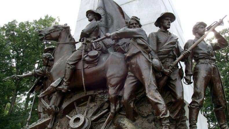 Общество: Трамп назвал снос памятников конфедератам "глупостью"