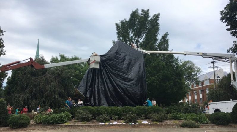 Общество: Памятник генералу Ли в Шарлоттсвилле спрятали под чёрным брезентом