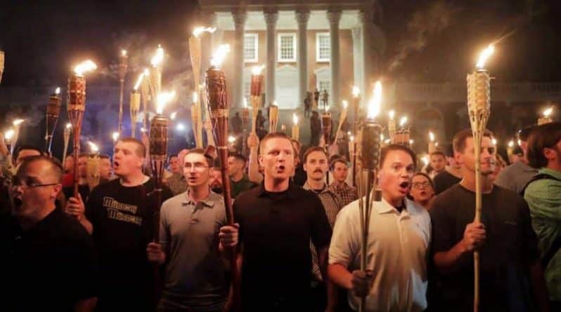 Общество: Белые националисты устроили факельное шествие перед Университетом Вирджинии