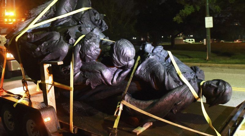 Общество: Ночью в Балтиморе снесли памятники Конфедерации