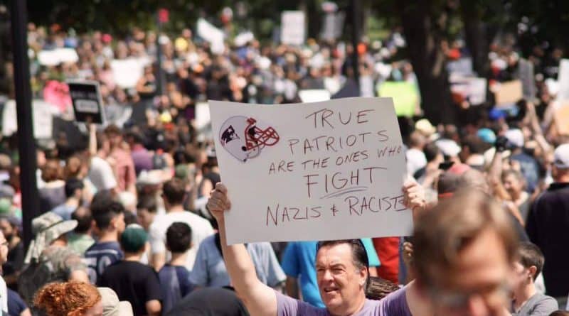 В Бостоне тысячи человек вышли на акцию против расизма