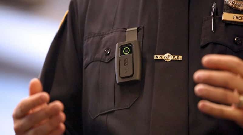 Закон и право: Офицеров иммиграционных служб обяжут носить нательные камеры