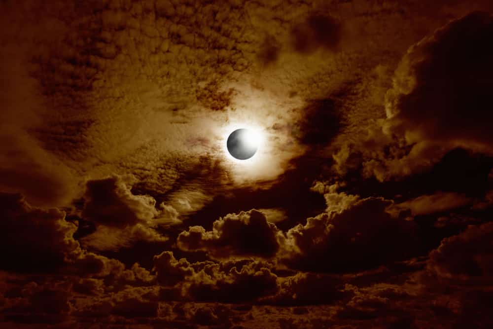 Колонки: Full solar eclipse