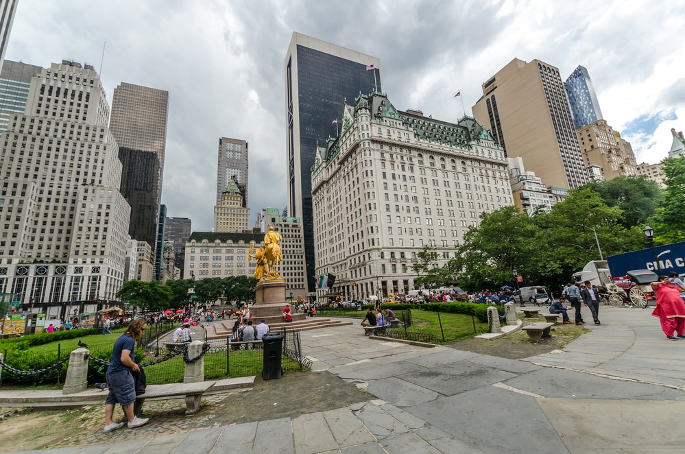 Колонки: NEW YORK CITY - JUL 17: Grand Army Plaza in New York on July 17, 2014. Grand Army Plaza lies at the intersection of Central Park South and Fifth Avenue in front of the Plaza Hotel in Manhattan.