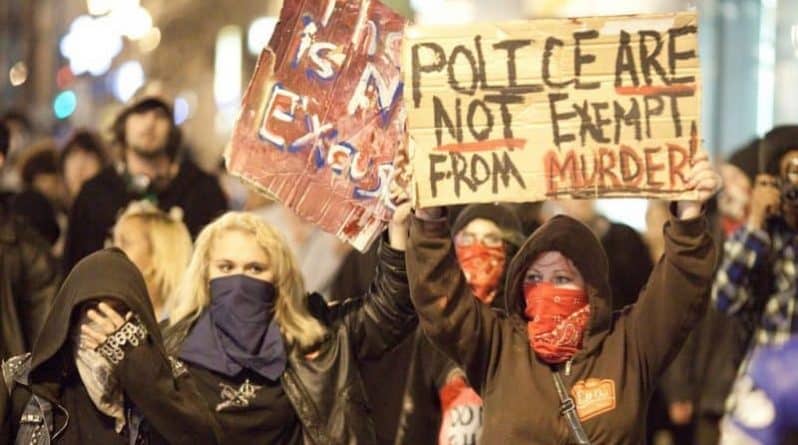 Общество: Полицейские считают, что «синий расизм» опаснее белого