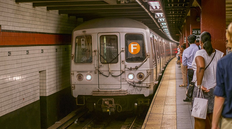 Происшествия: Женщину столкнули на рельсы на одной из манхэттенских станций метро
