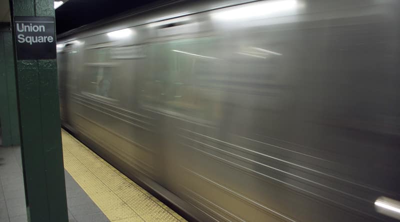Происшествия: В метро Нью-Йорка нога пассажира застряла между поездом и платформой