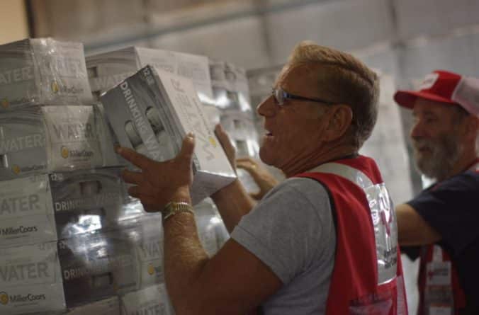 Общество: Пивоваренные компании помогают пострадавшим от урагана Харви