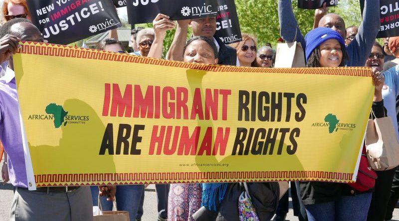 Общество: Около миллиона иммигрантов могут депортировать из-за отмены DACA