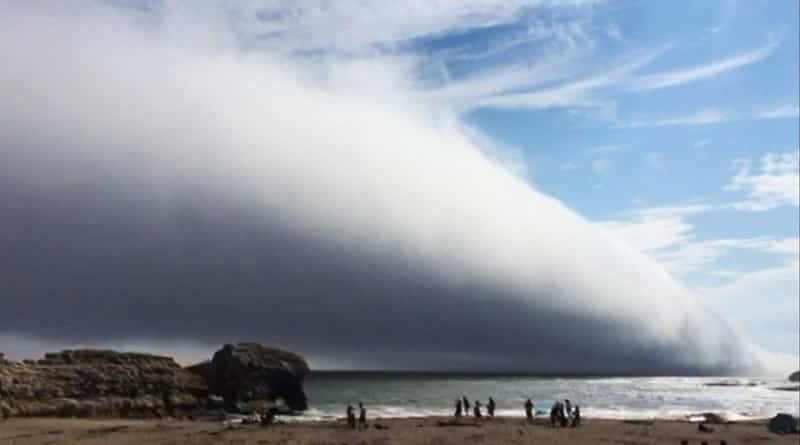 Погода: Над Калифорнией появилось облачное "торнадо" (видео)