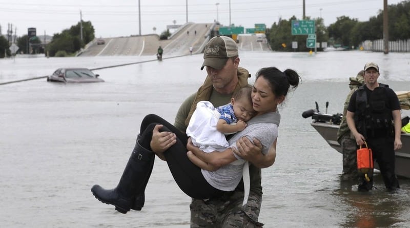 Жители Хьюстона спасаются от наводнения с помощью соцсетей