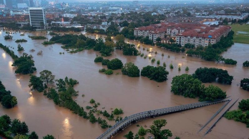 Общество: 18-месячный ребенок выжил в техасском наводнении, цепляясь за погибшую мать