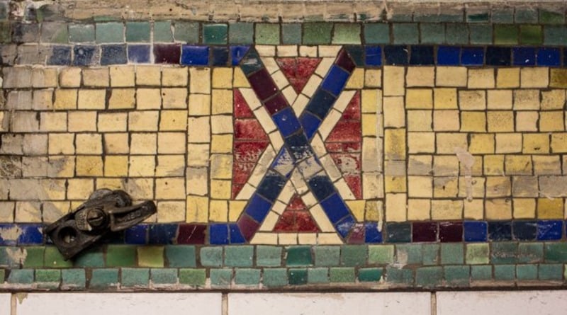 Общество: В метро Нью-Йорка изменят мозаику начала века, похожую на флаг Конфедерации