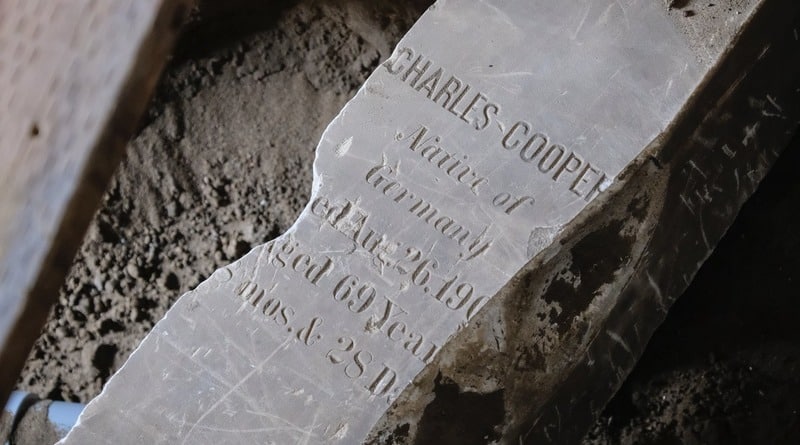 Общество: В Сан-Франциско рабочие наткнулись на старинную надгробную плиту целой семьи