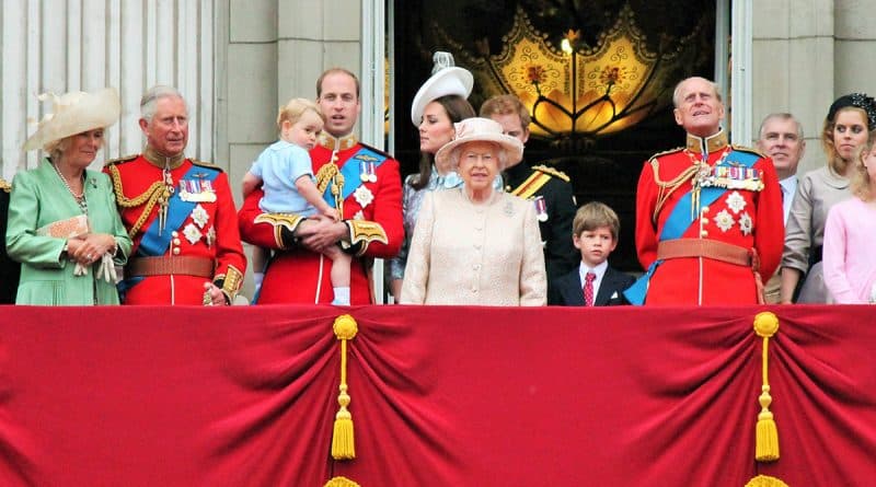Общество: Королева Великобритании готовится отречься от престола?