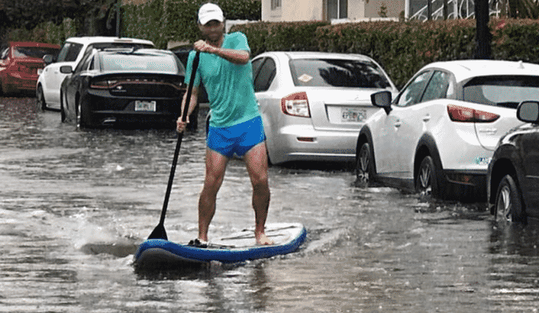 Погода: После шторма жители Майами передвигаются по улицам на лодках и плотах