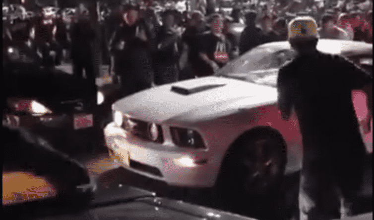 Происшествия: Автомобиль врезался в толпу людей во время уличных гонок в округе Лос-Анджелес