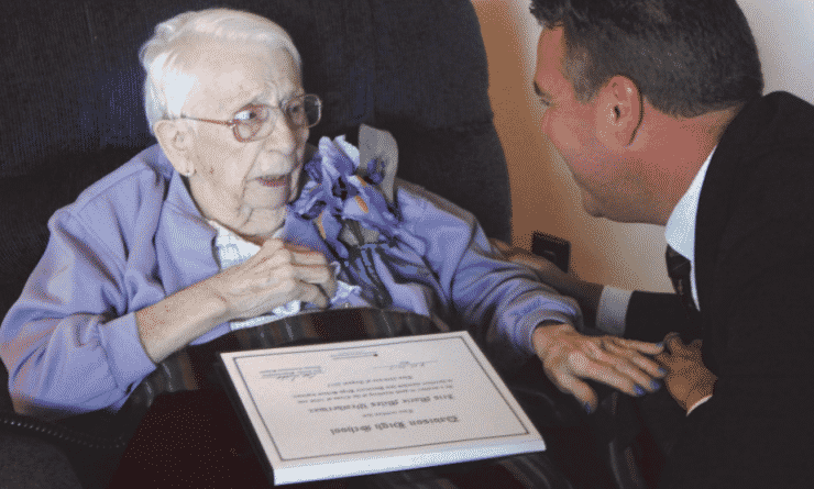 Общество: Некогда изгнанная из школы американка получила аттестат в 98 лет