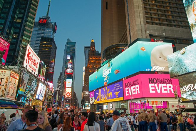 Афиша: Открытие сезона Metropolitan Opera можно увидеть на Times Square