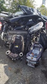 Общество: Благодаря автокреслам двое детей не пострадали во время страшной аварии