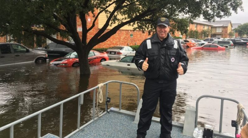 Общество: Полицейский, больной раком, спас почти 1500 человек во время урагана Харви