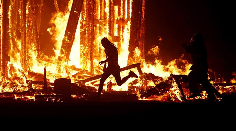Общество: На фестивале Burning Man мужчина сгорел в большом костре
