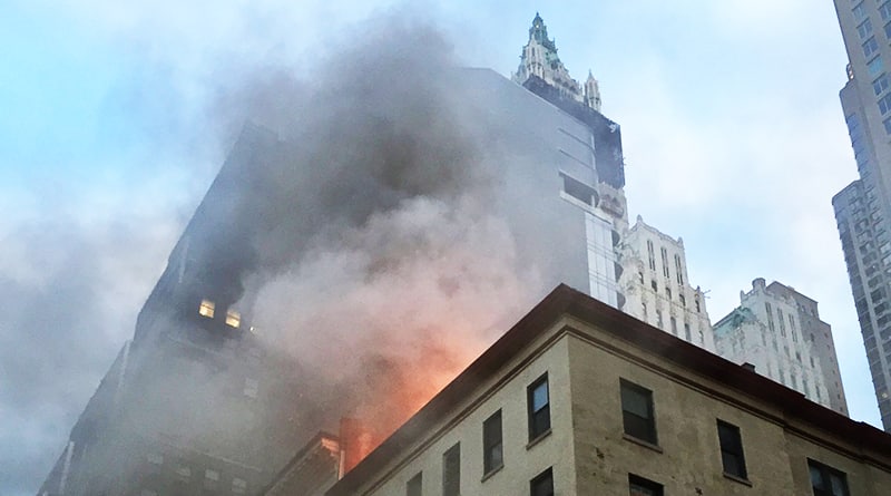 Происшествия: Большой пожар в Нижнем Манхэттене: 11 пожарных ранены