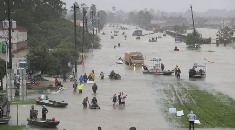 Общество: В Хьюстоне продолжается эвакуация из-за разлива рек