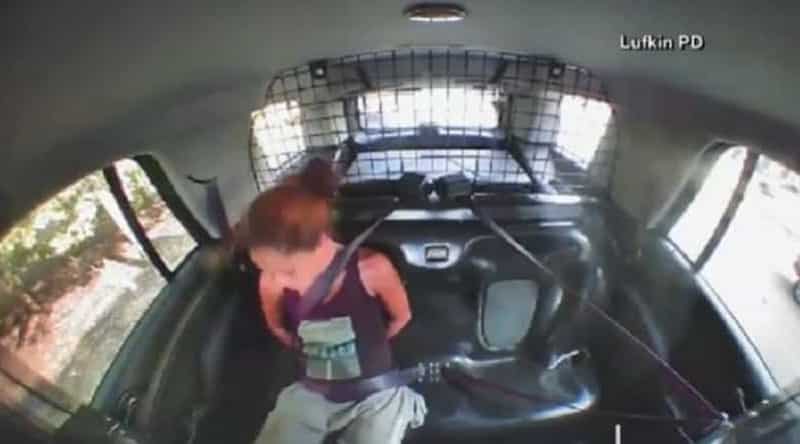 Происшествия: Жительница Техаса избавилась от наручников и угнала полицейскую машину (видео)
