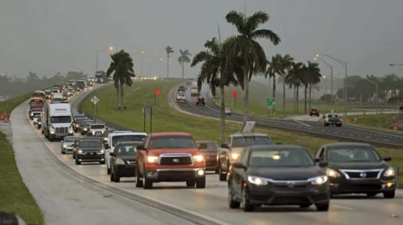 Общество: Полмиллиона  жителей покидает Флориду, создавая на дорогах гигантские пробки (видео)
