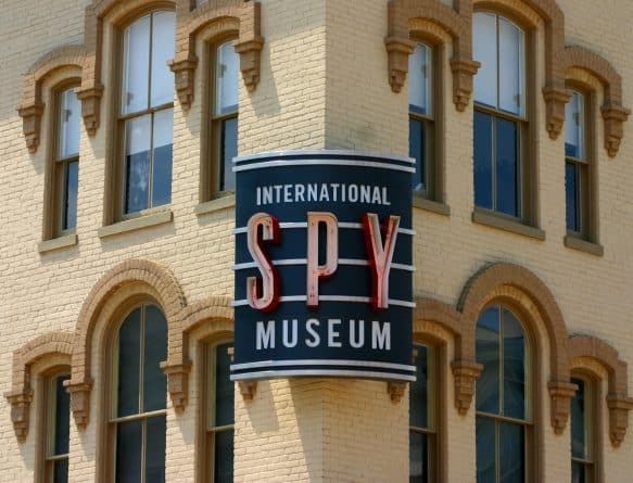 Афиша: Шпионский музей Вашингтона покажет топор, которым убили Троцкого