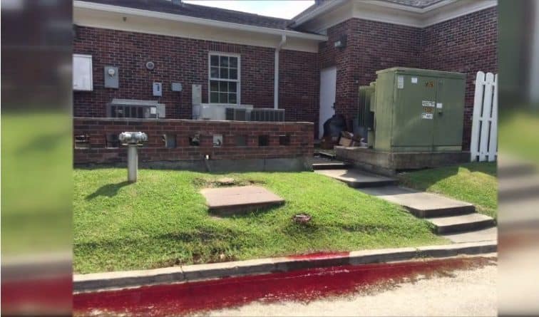 Происшествия: Как сцена из фильма ужасов: в Луизиане по дороге текла кровь из похоронного бюро
