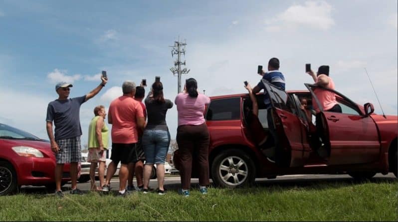 Общество: Жители Пуэрто-Рико «охотятся» за мобильной связью