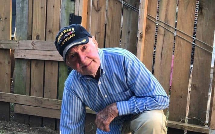Общество: 97-летний ветеран Второй мировой преклонил колено в знак протеста (фото)