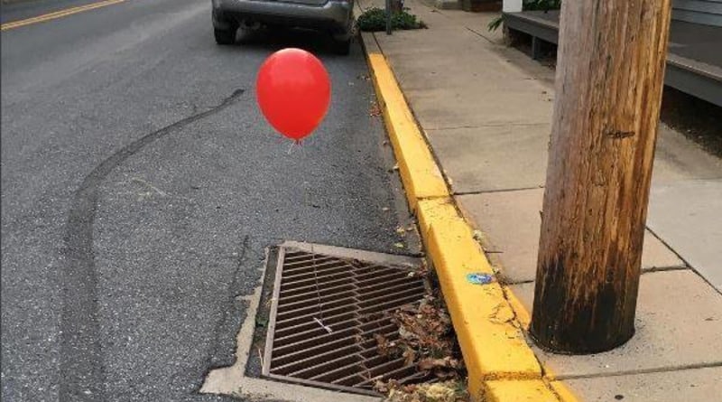 Общество: Воздушный шар клоуна-убийцы напугал полицейских (фото)