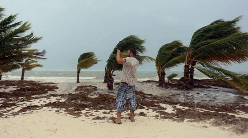 Погода: Каким штатам сейчас угрожает ураган Мария?